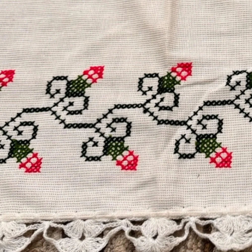 Vintage Cross Stitch Floral Table Runner Lace Trim Crochet Border Cream‎ 19x22